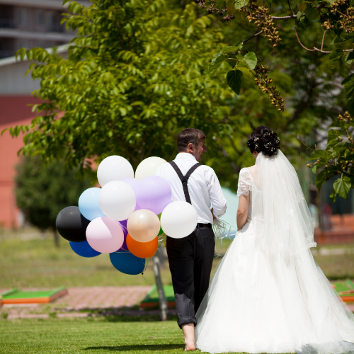 Use GreatWhip helium tank to inflate balloon for wedding celebration 